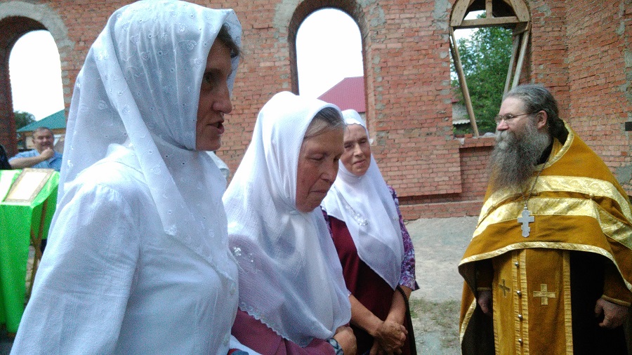 Мария Фоминична (в центре)